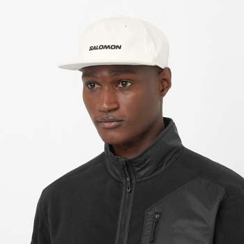 LogoFlatCap-Man wearing a white Salomon cap on a white background