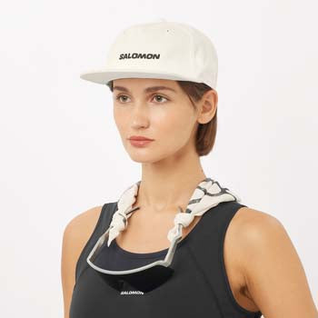 LogoFlatCap-Woman wearing a Salomon cap on a white background