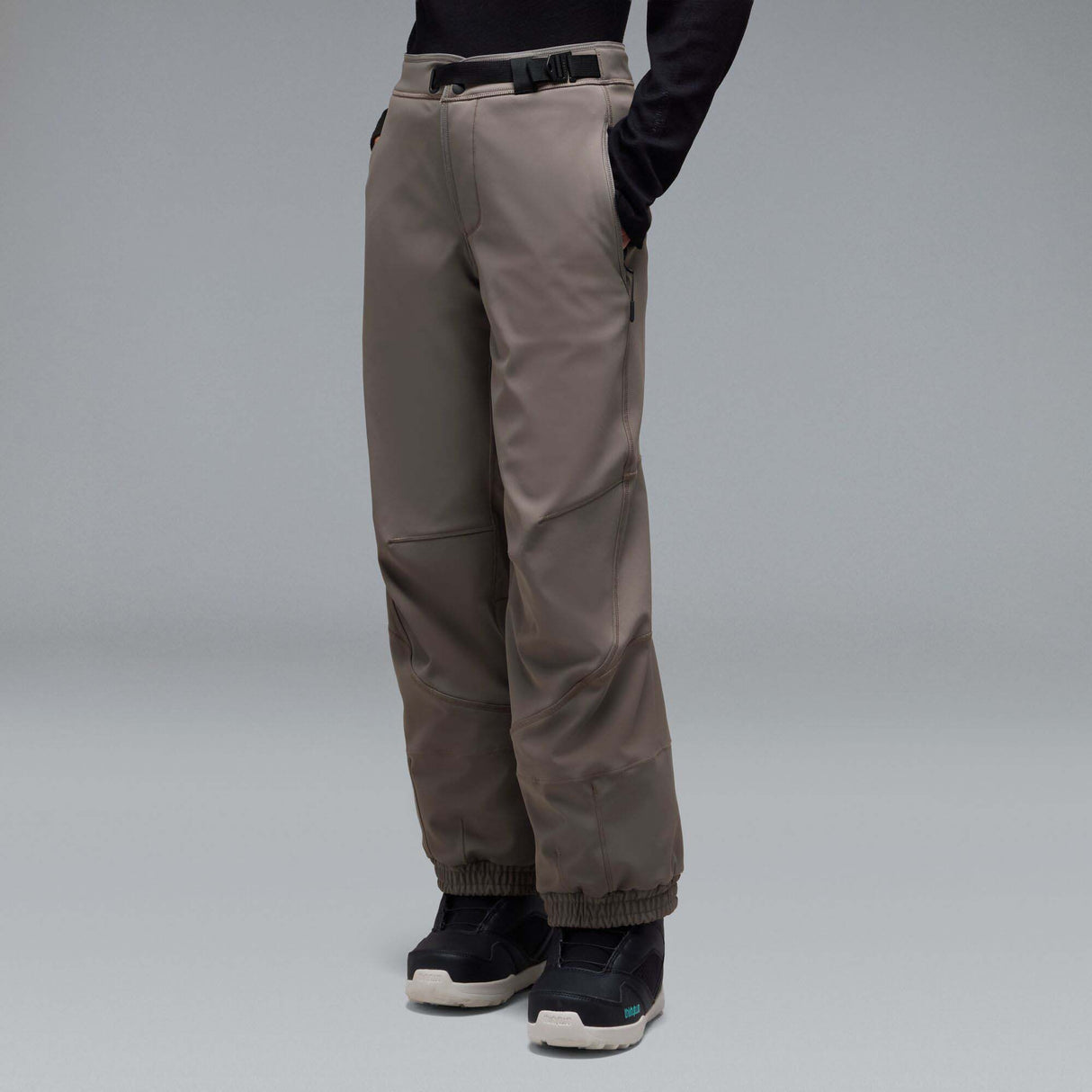 MWintertideSoftshellPant-A pair of gray snow pants with a black belt and a small black Oakley logo on the left thigh, displayed against a neutral gray gradient background.