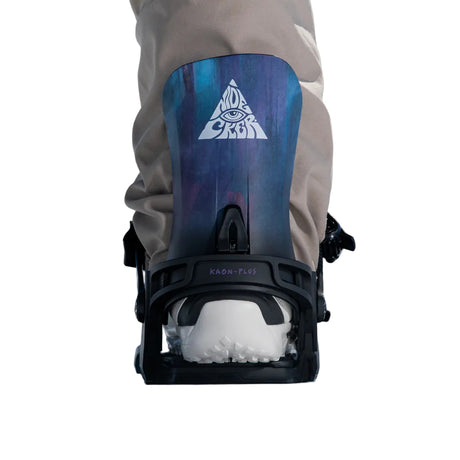 KaonPlus-Close-up of a snowboard boot strapped into the Nidecker Kaon Plus snowboard binding on a white background