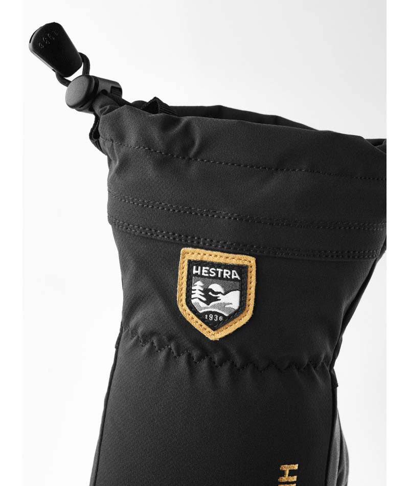 HeliMistralJr.Mitt-Black mitt on a white background