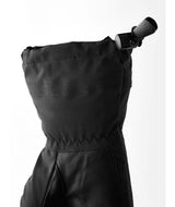 HeliMistralJr.Mitt-Black mitt on a white background