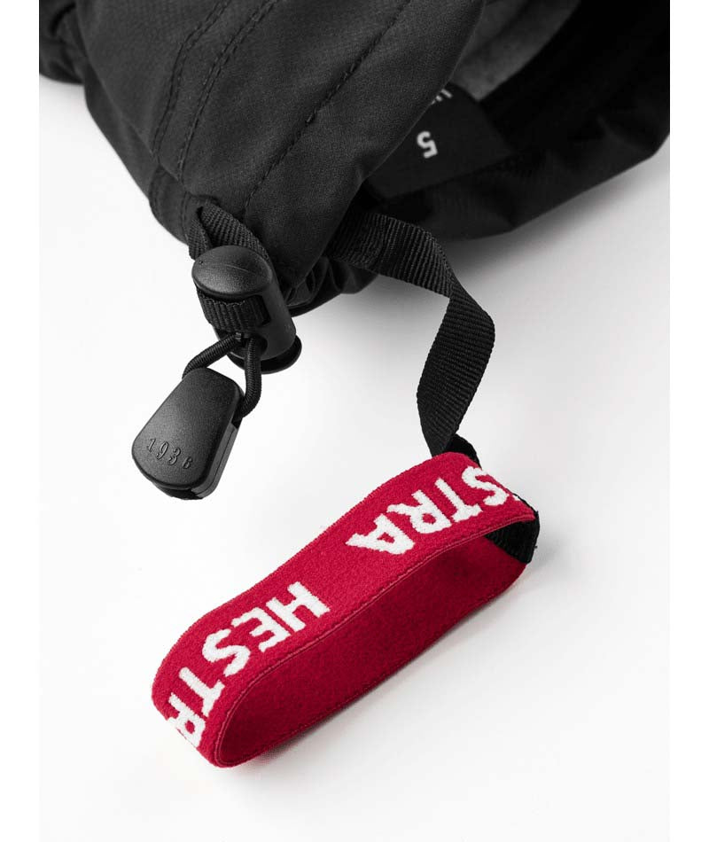 HeliMistralJr.Mitt-Black mitt on a white background