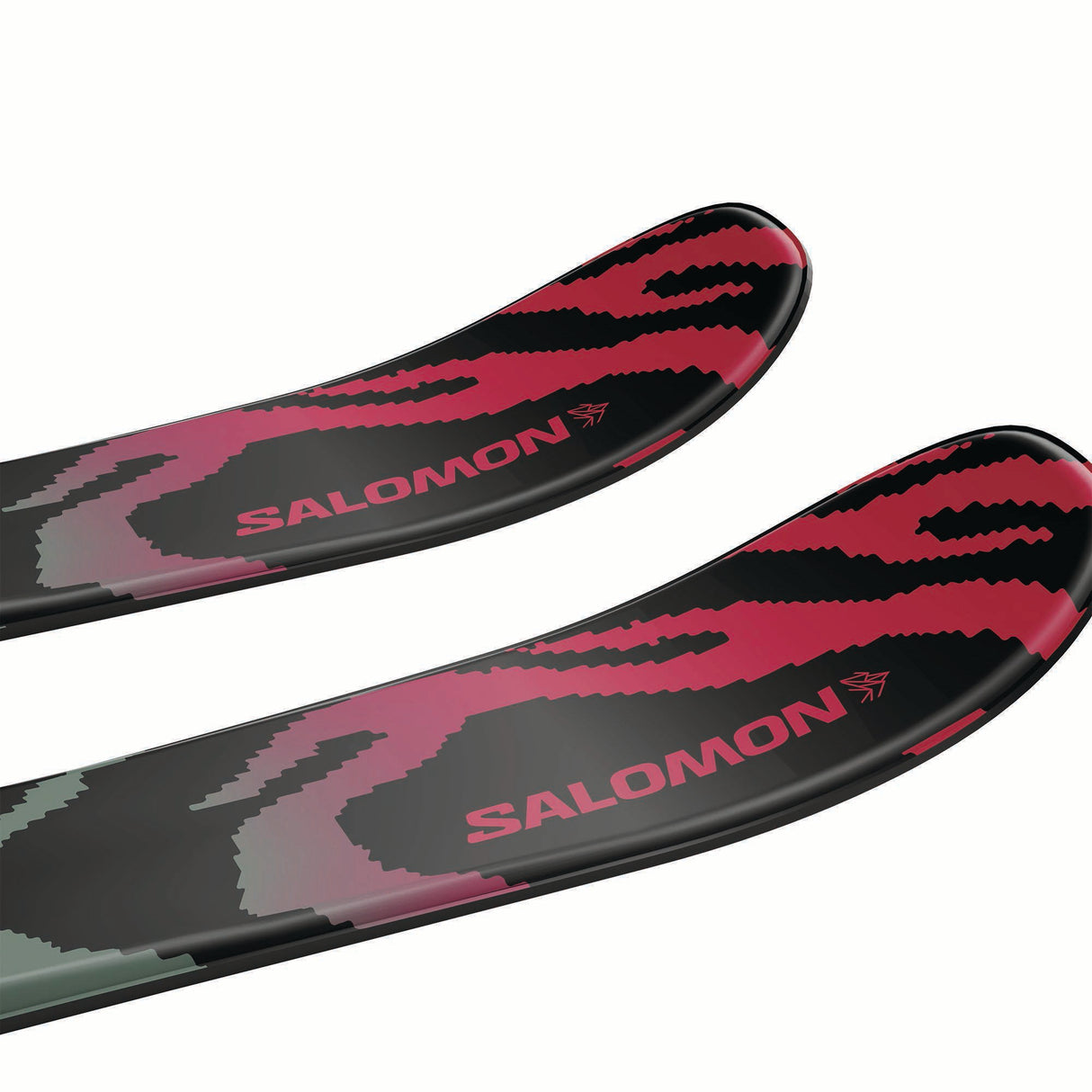 JR.LQSTBLACKXSC5GW-Two skis with pink and black camouflage pattern and Salomon branding on a white background