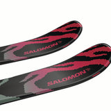 JR.LQSTBLACKXSC5GW-Two skis with pink and black camouflage pattern and Salomon branding on a white background