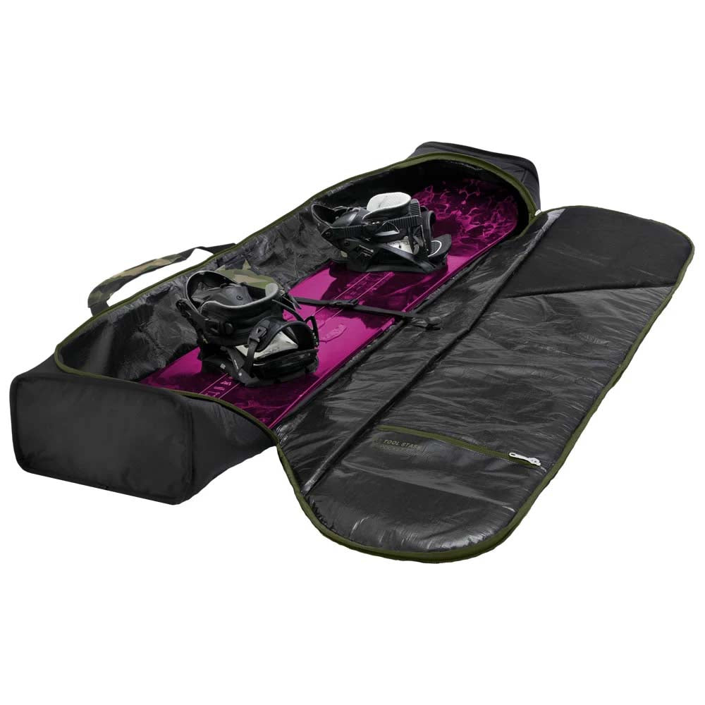 JyrkkaSnowboardBag-Black snowboard bag on a white background