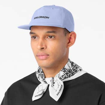LogoFlatCap-Man wearing a light blue Salomon cap on a white background
