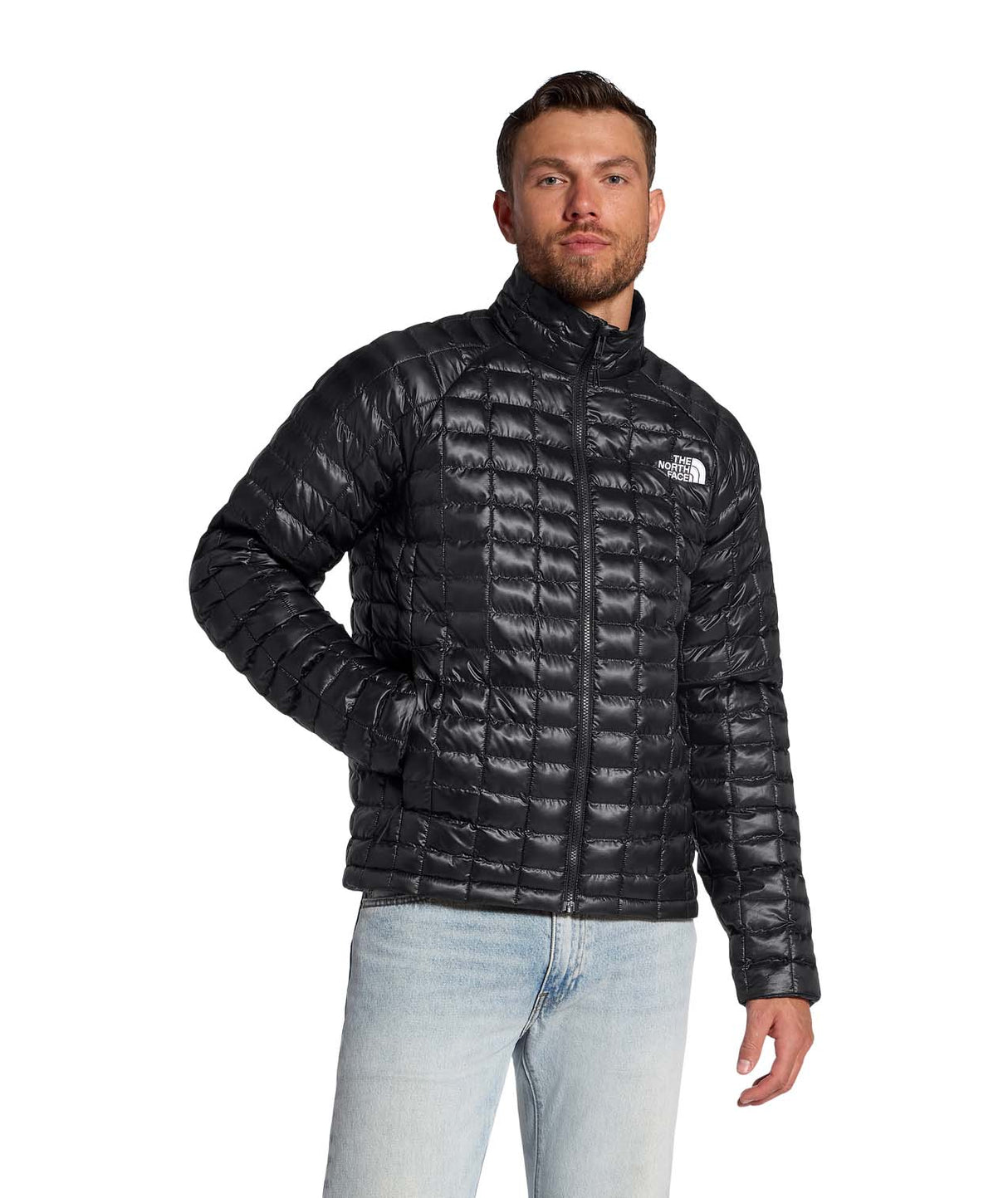 MTHERMOBALLJacket-Man wearing a black quilted jacket on a white background