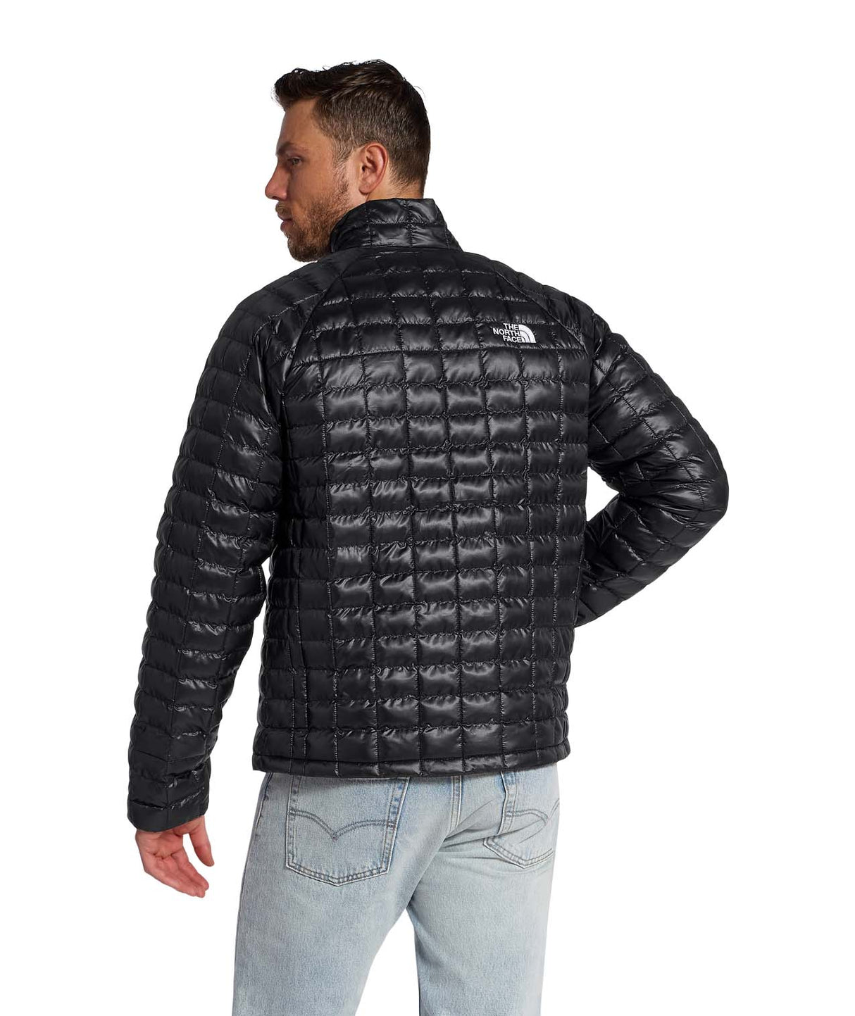 MTHERMOBALLJacket-Man wearing a black quilted jacket on a white background