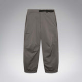 MWintertideSoftshellPant-A pair of gray snow pants with a black belt and a small black Oakley logo on the left thigh, displayed against a neutral gray gradient background.