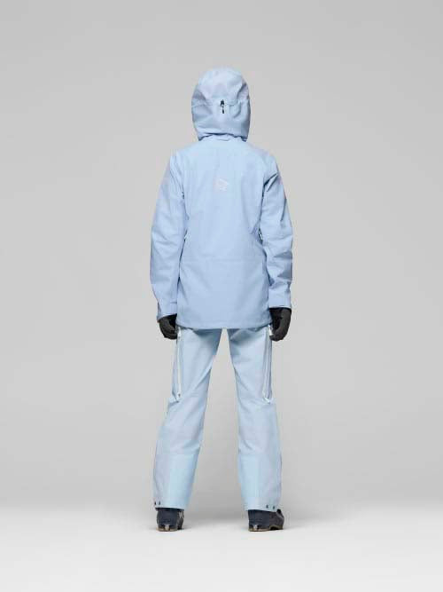 WLofotenGore-TexJkt-Person wearing a light blue jacket and pants on a gray background