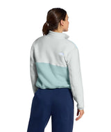 WYumiori1_4Zip-Person wearing a two-tone fleece jacket with a visible brand logo on a white background